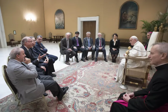 Papa Francesco durante l'incontro con alcuni membri del Forum delle Ong di ispirazione cattolica, Auletta Paolo VI, 13 dicembre 2017 | L'Osservatore Romano / ACI Group