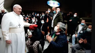 Papa Francesco, un onomastico con i bisognosi che attendono il vaccino