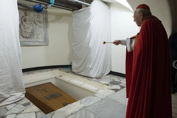 Il cardinale decano Re benedice la sepoltura di Benedetto XVI |  | Vatican Media