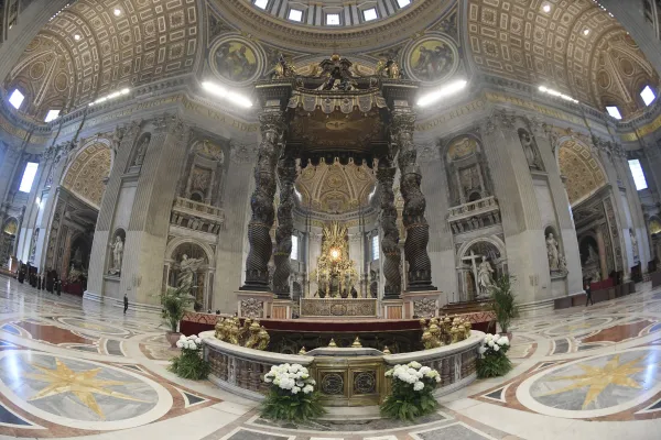 Una veduta generale della Basilica di San Pietro pronta per la Messa di Pasqua / Vatican Media / ACI Group