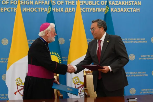 L'arcivescovo Gallagher e il ministro degli Esteri kazako Tileuberdi alla firma dell'accordo tra Kazakhstan e Santa Sede, Nur Sultan, 14 settembre 2022 / Sala Stampa della Santa Sede