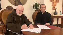 Il Cardinale O'Malley e il rettore Navarra firmano l'accordo tra PUSC e Pontificia Commissione per la Tutela dei Minori, 7 febbraio 2024 / Vatican Media