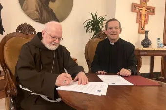 Il Cardinale O'Malley e il rettore Navarra firmano l'accordo tra PUSC e Pontificia Commissione per la Tutela dei Minori, 7 febbraio 2024 / Vatican Media