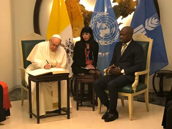 Papa Francesco firma il libro d'onore dell'IFAD. A fianco a lui il presidente IFAD Gilbert Houngbo  | Holy See Press Office 