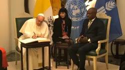 Papa Francesco firma il libro d'onore dell'IFAD. A fianco a lui il presidente IFAD Gilbert Houngbo  / Holy See Press Office 