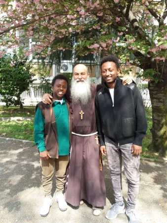 Mons Pagano con due giovani etiopi  |  | Pane in Piazza 
