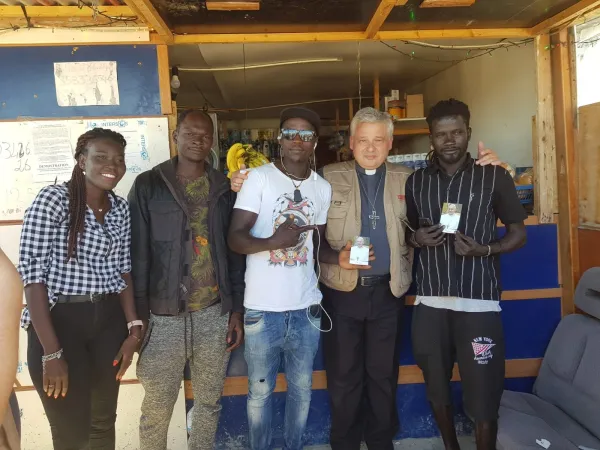 Il Cardinale Krajewski con alcuni lavoratori nei ghetti del capitanato nel Foggiano | Elemosineria Apostolica