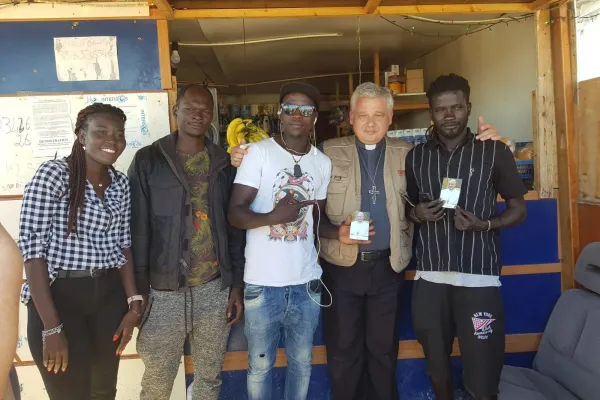 Il Cardinale Krajewski con alcuni lavoratori nei ghetti del capitanato nel Foggiano / Elemosineria Apostolica