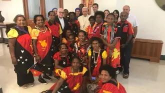 Papa Francesco riceve la visita di fedeli di Papua Nuova Guinea. E ieri è uscito