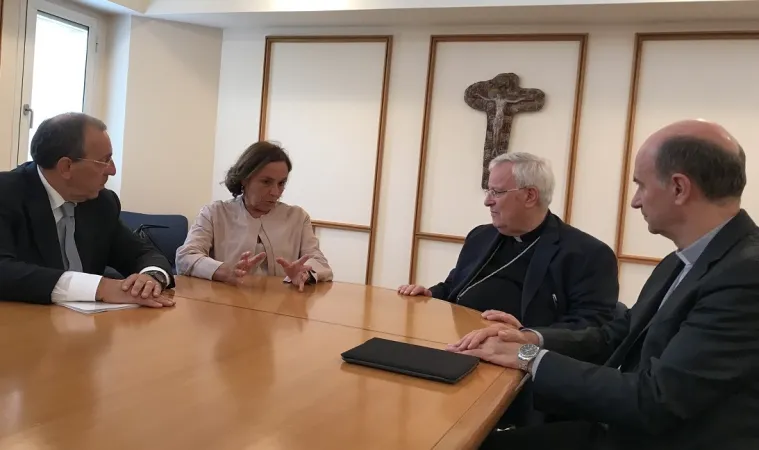 Firma del protocollo Italia - CEI | Il Cardinale Bassetti, presidente della CEI, con il segretario generale Russo, insieme al ministro Lamorgese alla firma del protocollo per l'accoglienza dei migranti | CEI
