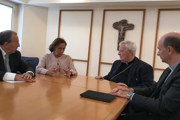 Il Cardinale Bassetti, presidente della CEI, con il segretario generale Russo, insieme al ministro Lamorgese alla firma del protocollo per l'accoglienza dei migranti / CEI
