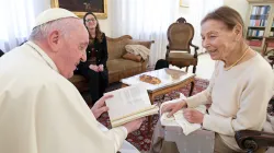 Papa Francesco con Edith Bruck durante l'incontro nella Domus Sanctae Marthae, 27 gennaio 2022 / Vatican Media 