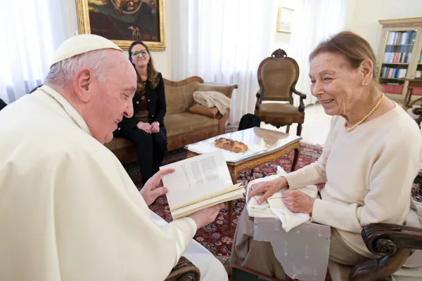 Papa Francesco con Edith Bruck durante l'incontro nella Domus Sanctae Marthae, 27 gennaio 2022 / Vatican Media 