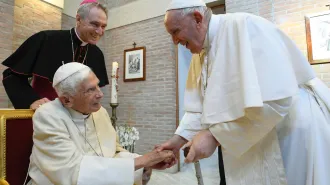 Papa Francesco e i nuovi Cardinali salutano Benedetto XVI