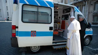 Papa Francesco dona un'ambulanza per i poveri di Roma