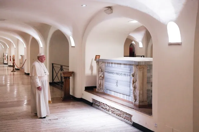 Il Papa nelle Grotte Vaticane sulle tombe dei Predecessori |  | Vatican Media 