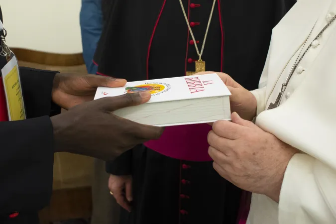 Il Papa dona una copia della Bibbia  |  | Vatican Media 