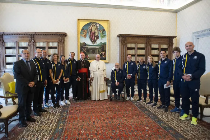 Papa Francesco posa con i rappresentanti di Athletica Vaticana, Palazzo Apostolico, 29 maggio 2021 | Vatican Media / ACI Group