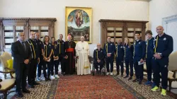 Papa Francesco posa con i rappresentanti di Athletica Vaticana, Palazzo Apostolico, 29 maggio 2021 / Vatican Media / ACI Group