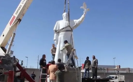 Statua di Papa Francesco tra Messico e USA |  | unionesarda.it