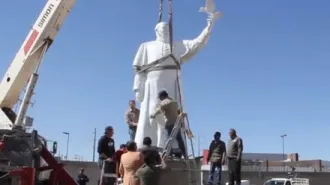Una scultura del Papa tra Messico e USA