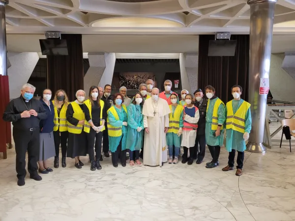 Papa Francesco con i volontari che somministrano i vaccini in Aula Paolo VI | @salastampa