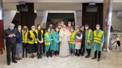Papa Francesco con i volontari che somministrano i vaccini in Aula Paolo VI / @salastampa