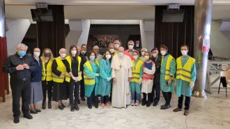 Papa Francesco, visita ai senza fissa dimora vaccinati in Vaticano