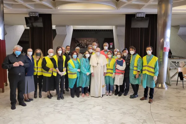Papa Francesco con i volontari che somministrano i vaccini in Aula Paolo VI / @salastampa