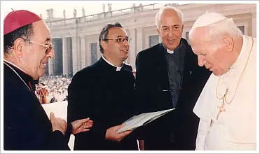 Antiusura GPII | Presidente e segretario della Consulta nazionale antiusura insieme a Giovanni Paolo II | Web