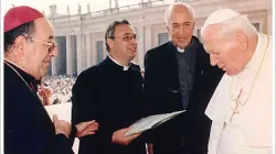 Presidente e segretario della Consulta nazionale antiusura insieme a Giovanni Paolo II / Web