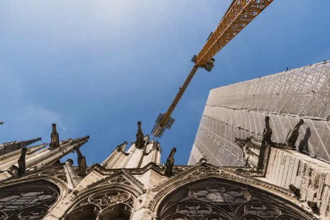 Notre Dame de Paris | Una foto del cantiere di Notre Dame visto dal basso | twitter