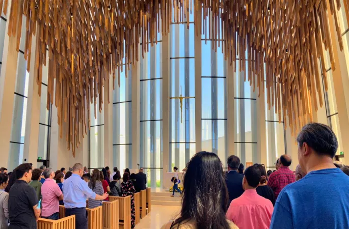 Immagini della prima Messa nella chiesa di San Francesco ad Abu Dhabi | Twitter @EmilyLJudd
