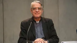 Padre Federico Lombardi durante il briefing sul viaggio di Papa Francesco a Sarajevo - Sala Stampa Vaticana, 28 maggio 2015 / Daniel Ibañez / ACI Group