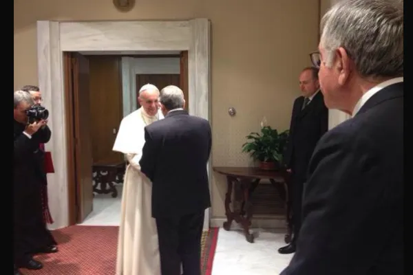 Papa Francesco riceve Raul Castro  / TW@claudiamedd
