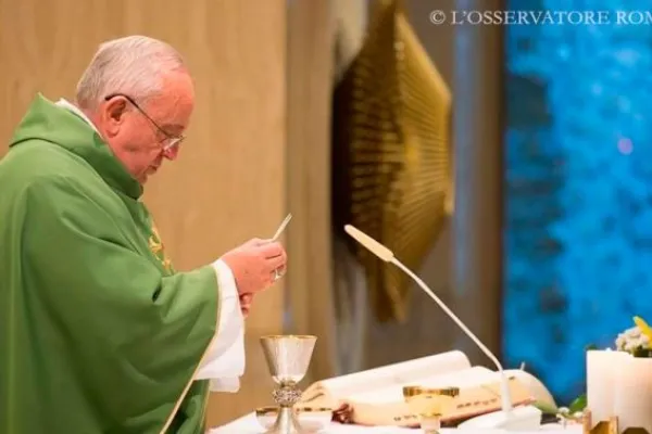Papa Francesco durante una delle Messe nella Domus Sanctae Marthae / L'Osservatore Romano / ACI Group