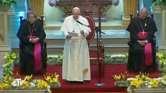 Il Papa ai boliviani: la luce della fede non abbaglia, quella delle ideologie si 