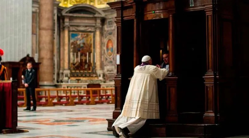 Papa Francesco confessandosi | Papa Francesco confessandosi | L'Osservatore Romano