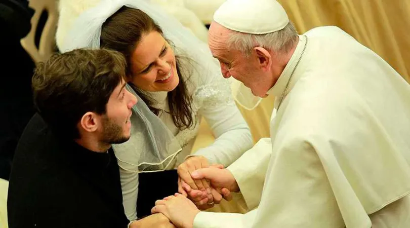 Il Papa con una coppia di sposi  |  | Daniel Ibanez/ CNA
