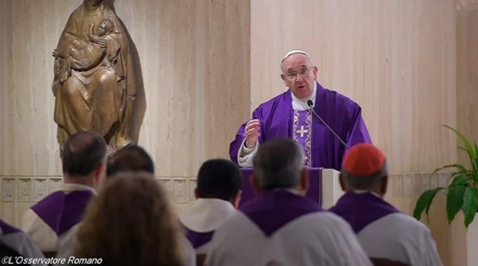 Papa Francesco a Santa Marta | Papa Francesco durante una Messa a Santa Marta | L'Osservatore Romano / ACI Group
