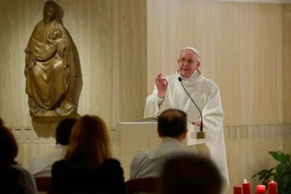 Papa Francesco durante una Messa di Santa Marta / L'Osservatore Romano / ACI Group