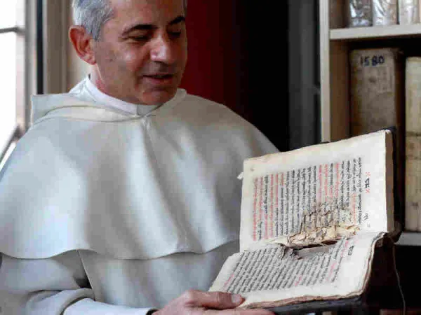 Vescovo Najeeb Michaeel | Padre Najeeb Michaeel, nuovo vescovo di Mosul, mostra un manoscritto dei tanti che ha raccolto e archiviato  | Dominican Friars 