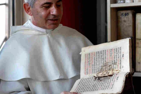 Padre Najeeb Michaeel, nuovo vescovo di Mosul, mostra un manoscritto dei tanti che ha raccolto e archiviato  / Dominican Friars 