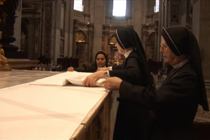 La Figlie di San Giuseppe di Rivalba curano gli altari della Basilca |  | www.figliedisangiuseppedirivalba.org