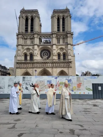 L'arcivescovo Ulrich sul sagrato di Notre Dame per la sua installazione ufficiale alla guida dell'arcidiocesi di Parigi | Twitter @dioceseparis