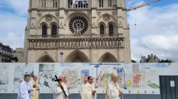 L'arcivescovo Ulrich sul sagrato di Notre Dame per la sua installazione ufficiale alla guida dell'arcidiocesi di Parigi / Twitter @dioceseparis