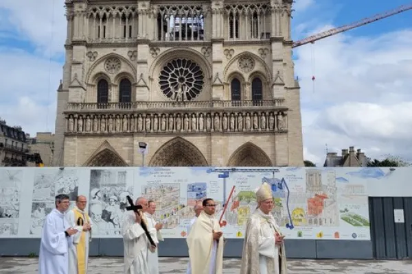 L'arcivescovo Ulrich sul sagrato di Notre Dame per la sua installazione ufficiale alla guida dell'arcidiocesi di Parigi / Twitter @dioceseparis