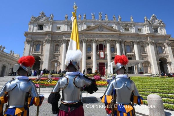 Alcuni momenti prima dell'Urbi et Orbi di Pasqua 2023 / Vatican Media / ACI Group
