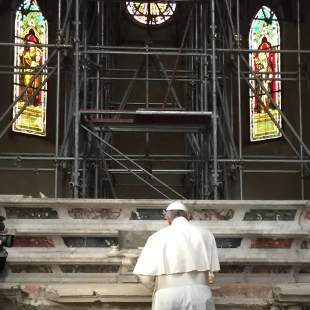 Papa Francesco a Mirandola | Papa Francesco in preghiera nel Duomo di Mirandola, 2 aprile 2017 | L'Osservatore Romano 