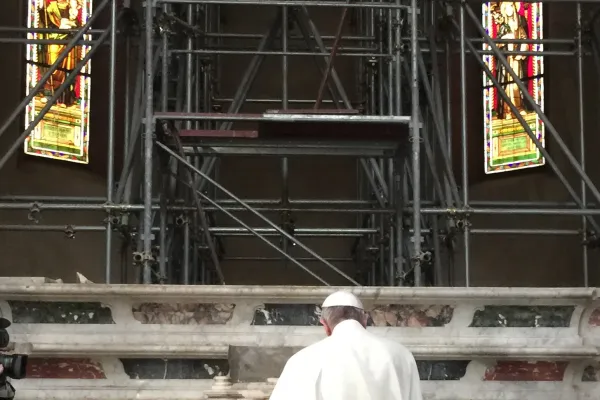 Papa Francesco in preghiera nel Duomo di Mirandola, 2 aprile 2017 / L'Osservatore Romano 